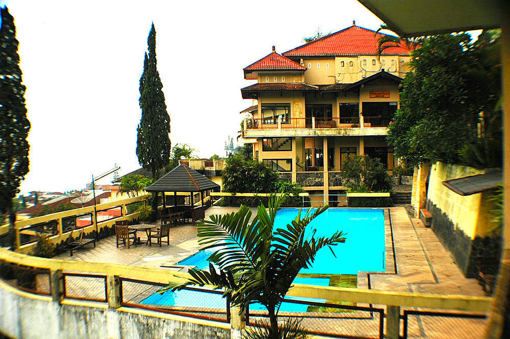 Foresta Inn Family Resort Prigen Exterior photo