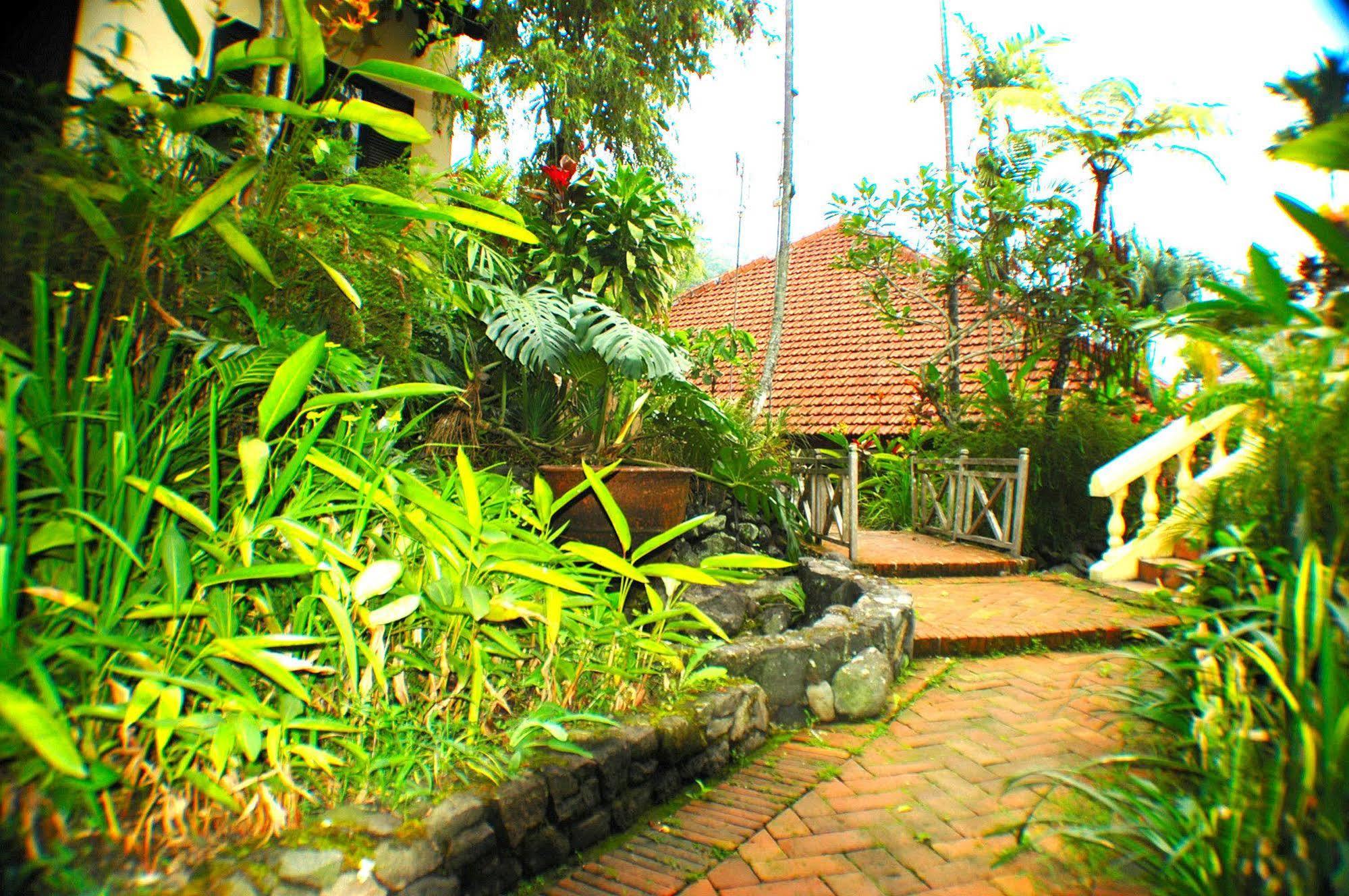 Foresta Inn Family Resort Prigen Exterior photo